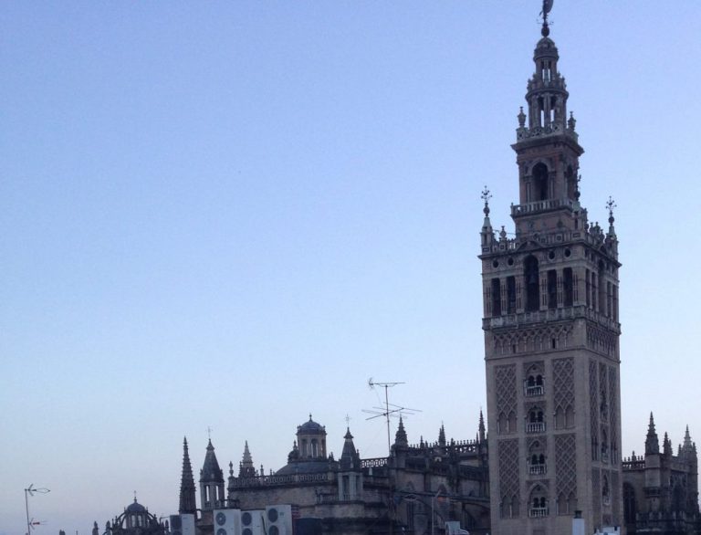 ¿POR QUE LA CATEDRAL DE SEVILLA LLEVABA DIEZ MINUTOS DE RETRASO?